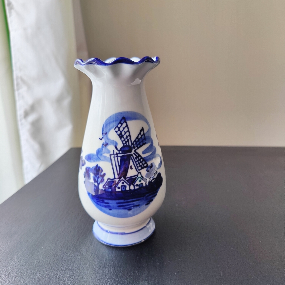 Delftware 🔵⚪🇳🇱 | 6" ceramic ruffle top vase with hand painted windmill scene